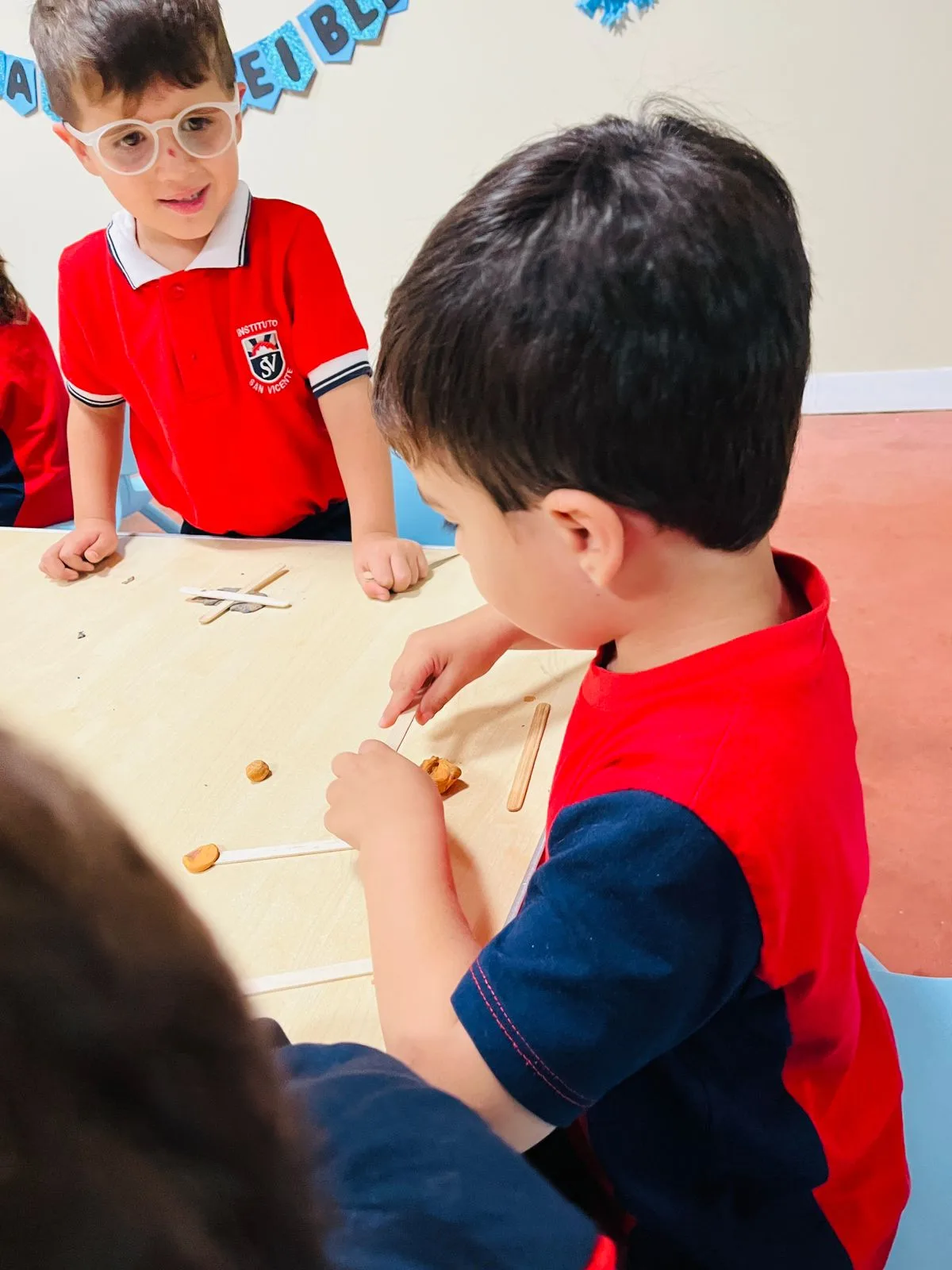 Alumnos de Kínder en actividad educativa